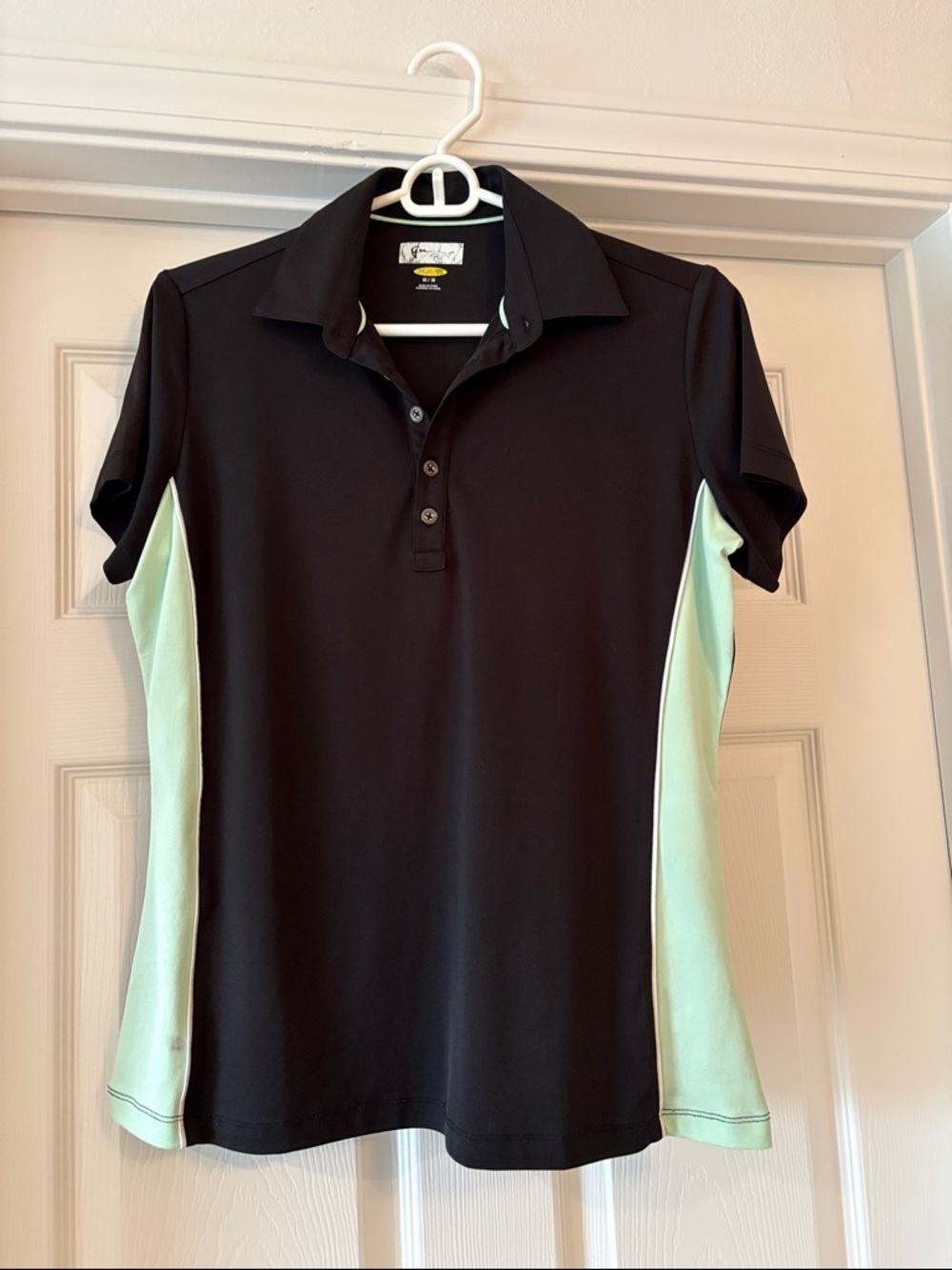 Play dry feature black short sleeve women’s top